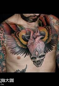 disegno del tatuaggio teschio sul petto