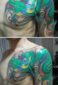 muška ruka do grudi hladne boje šal zmaj tetovaža uzorak