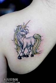 Modello di tatuaggio unicorno spalla personalità