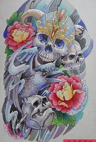 teschio prepotente con manoscritto tatuaggio corvo