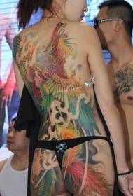 Egy gyönyörű, teljes hátú főnix tetoválás mintát
