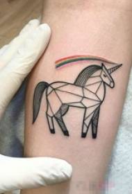 ragazza dipinta sull'arcobaleno e linee geometriche tatuaggi di unicorno