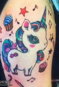 Padrão de tatuagem de unicórnio de vento feminino