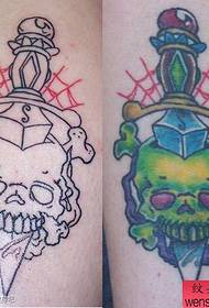 un popolare modello di tatuaggio con pugnale e teschio