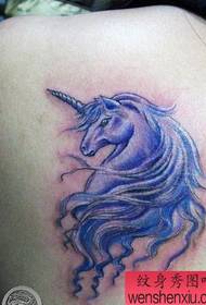 un fermoso patrón de tatuaxe de unicornio en cor de ombreiro