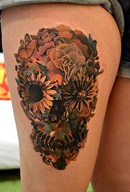 Veterana tatuada spektaklo mapo rekomendis sexy popan floron tatuaje sur la femuro