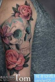 motif de tatouage rose crâne bras