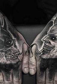 patró de tatuatge de crani diable a mà
