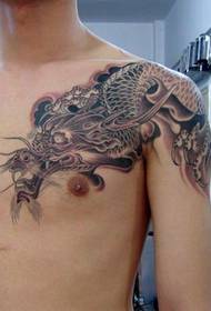 yon manto klasik bèl pwatrin dragon sou modèl la tatoo zepòl dragon