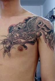 një dragon shalle klasike e bukur për gjoksin mbi modelin e tatuazheve të dragoit të shpatullave