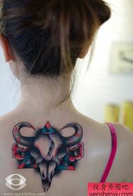 Disegni del tatuaggio della testa di pecora in stile scuola popolare popolare ragazza indietro