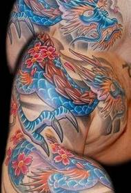 patrón del tatuaje del dragón del mantón: un patrón del tatuaje de la cereza del dragón del mantón del color