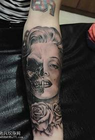 modello tatuaggio braccio teschio personaggio