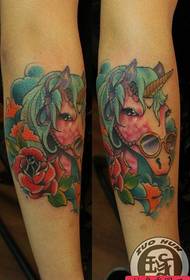 ringa kotahi tauira Unicorn tattoo me nga karaihe