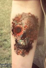 Bacak çiçek kombinasyonu dövme dövme deseni