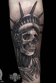 Patrón de tatuaje de calavera de estatua de la libertad
