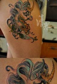 modello di tatuaggio unicorno carino grasso di gamba della ragazza