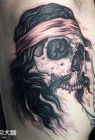 patrón de tatuaje de calavera de cintura