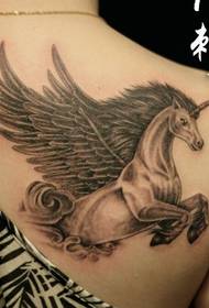 seorang gadis memikul pola tato unicorn