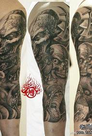 lengan tengkorak hitam dan putih keren yang populer dengan pola tato ular