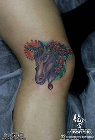 Padrão de tatuagem de unicórnio no joelho