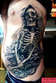 un classico tatuaggio tatuaggio sul lato della vita