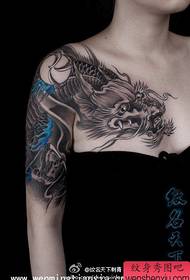 un fermoso patrón de tatuaxe de dragón de chal