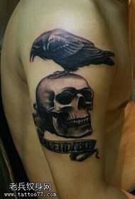uzorak tetovaže ruku vrana