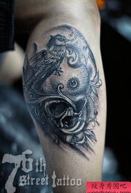 jambe populaire classique noir et blanc modèle de tatouage crâne
