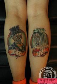 A perna da menina é uma tatuagem clássica popular da tatuagem do crânio do crânio