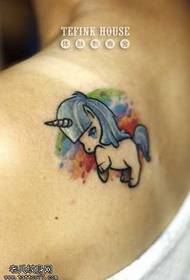 pequeno patrón de tatuaxe de unicornio no ombreiro