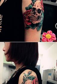 lányok karját klasszikus népszerű koponya és rózsa tetoválás minták