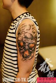 un bellissimo modello di tatuaggio teschio