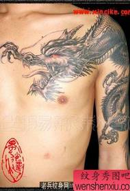 vienas labai dominuojantis Europos ir Amerikos eskizo skara drakono tatuiruotės modelis