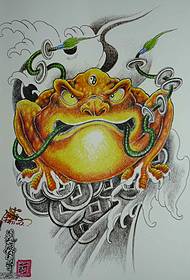 consiglia un bellissimo modello di tatuaggio d'oro