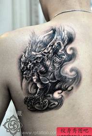 男性の肩の幸運な獣のタトゥーパターン