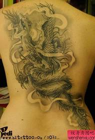 ženska leđa popularni klasični uzorak tetovaže feniksa