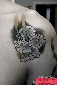 spalla Un altro popolare modello di tatuaggio teschio