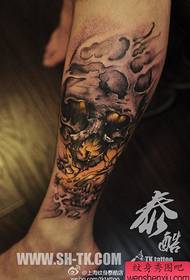 uno schizzo popolare di un tatuaggio realistico nella gamba