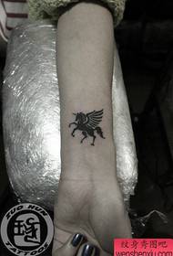patrún láimhe chaol na láimhe cailín dlúth tattoo tatú totem unicorn