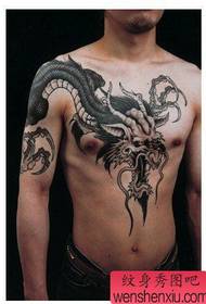 Nîgara tattooê ya dragonê ya seranserê: stûyê li ser pêçê wêneya tatuçê ya tatîlê