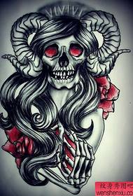 un modello alternativo di tatuaggio di teschio di bellezza
