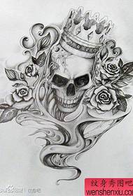Popularni crno-bijeli rukopis za tetoviranje krune lubanje