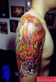modèle de tatouage de calmar couleur classique cool bras bras