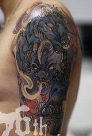 patró de tatuatge animal de bestiar que domina el braç