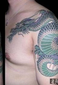 patrón del tatuaje del dragón del mantón: un patrón clásico del tatuaje del dragón del mantón del color de la moda