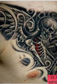 uralkodó szárnyas tetoválás a mellkason