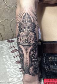 हातावर एक उत्कृष्ट हत्ती टॅटू चित्र
