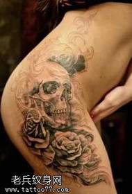 stehenní módní lebka tetování