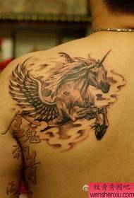 wavulana nyuma bega classic mtindo mzuri nyati tattoo
